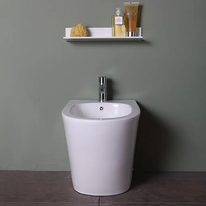 Kiamami Valentina Stand-WC-Kombination - Spülrandlos, WC Abgang: Senkrecht, Weiß - Weißes Keramik-Bidet mit modernem Design und integrierter Chromarmatur.