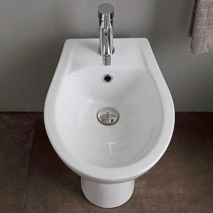 Kiamami Valentina Stand-WC-Kombination - Mit Spülrand, WC Abgang: Senkrecht, Weiß - Weißes Keramik-Bidet mit modernem Chromwasserhahn und rundem Pop-up-Ablauf.
