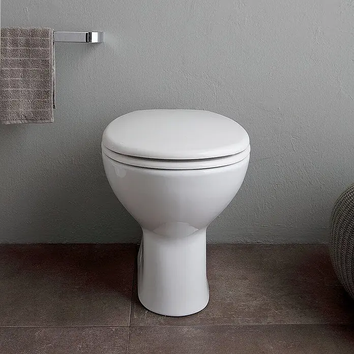 Kiamami Valentina Stand-WC-Kombination - Mit Spülrand, WC Abgang: Senkrecht, Weiß - Weißes Keramik-WC mit geschlossenem Deckel.