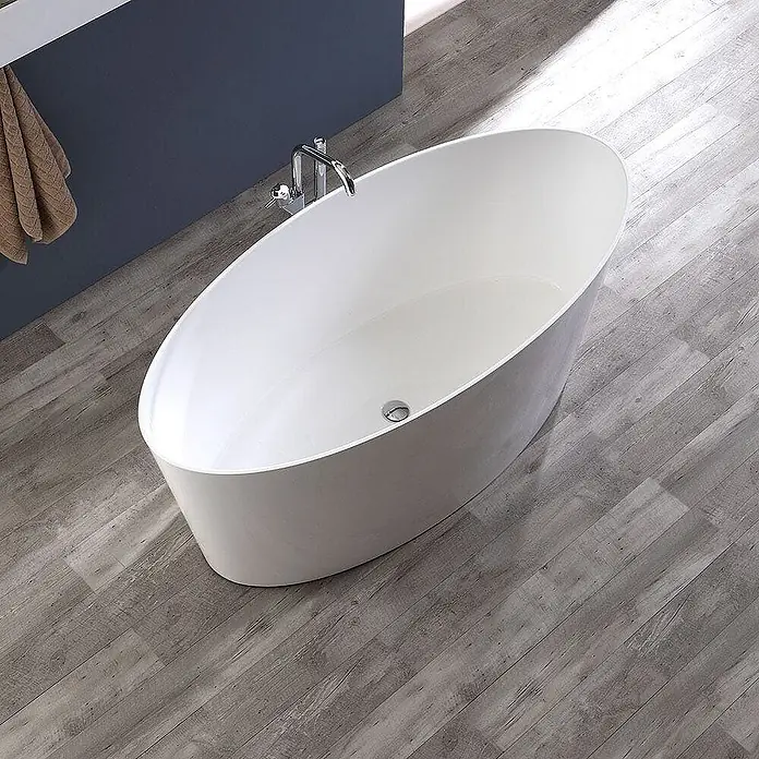 Kiamami Valentina Freistehende Badewanne - L x B: 1.580 x 718 cm, ABS-Kunststoff und Acryl, Weiß - Weiß-ovale freistehende Badewanne mit Chromarmatur in modernem Bad.