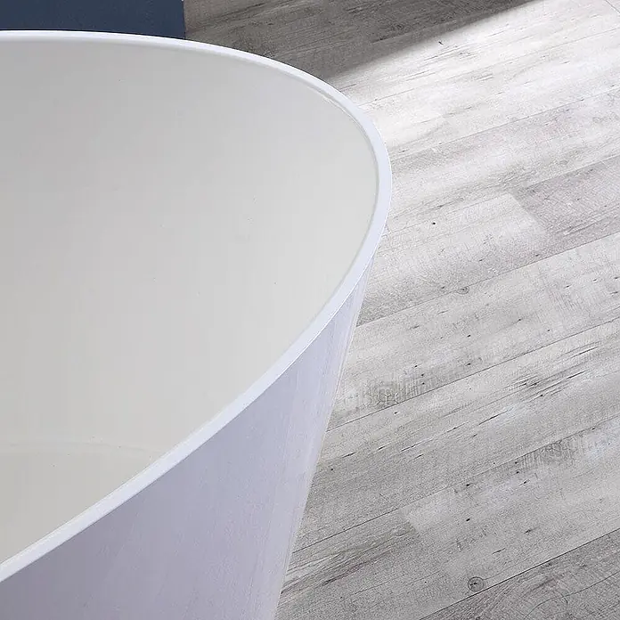 Kiamami Valentina Freistehende Badewanne - L x B: 1.580 x 718 cm, ABS-Kunststoff und Acryl, Weiß - Weiße freistehende Badewanne auf hellem Holzoptikboden.