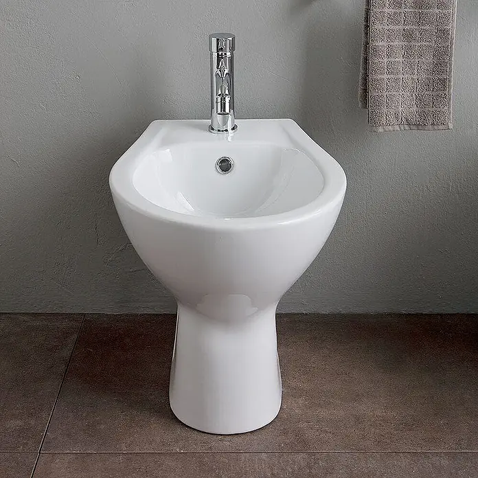 Kiamami Valentina Stand-WC-Kombination - Mit Spülrand, WC Abgang: Senkrecht, Weiß - Weißes Keramik-Bidet mit Chromarmatur.