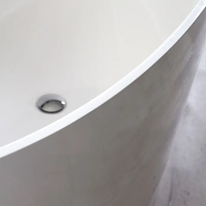 Kiamami Valentina Freistehende Badewanne - L x B: 1.580 x 718 cm, ABS-Kunststoff und Acryl, Weiß - Nahaufnahme einer weißen freistehenden Badewanne mit glänzendem Chromablauf.