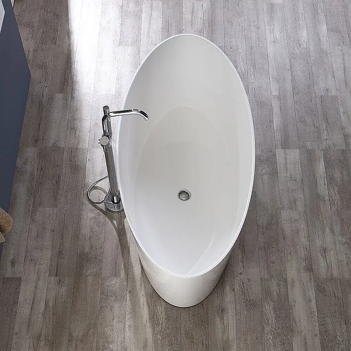 Kiamami Valentina Freistehende Badewanne - L x B: 1.580 x 718 cm, ABS-Kunststoff und Acryl, Weiß - Weißes ovales freistehendes Badewanne mit bodenstehendem Chromarmatur.