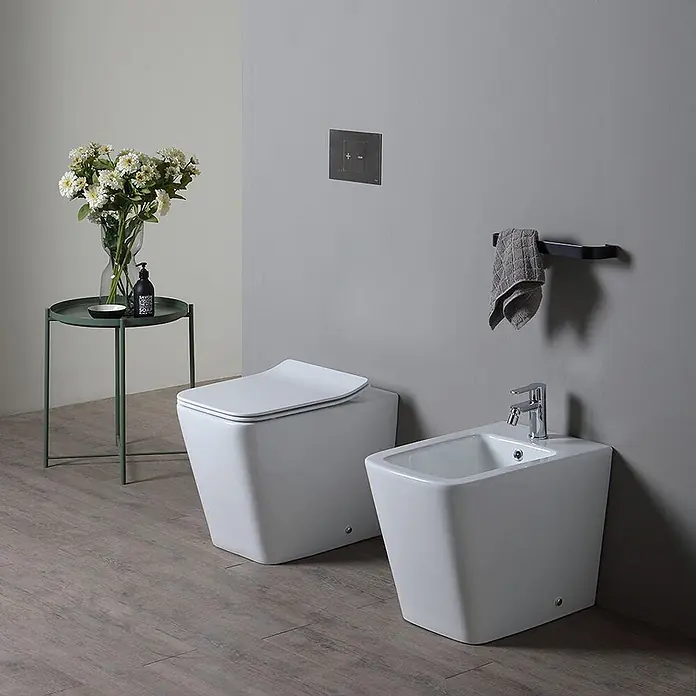 Kiamami Valentina Stand-WC-Kombination - Spülrandlos, WC Abgang: Senkrecht, Weiß - Weißes, modernes WC- und Bidet-Set in einem zeitgenössischen Badezimmer.