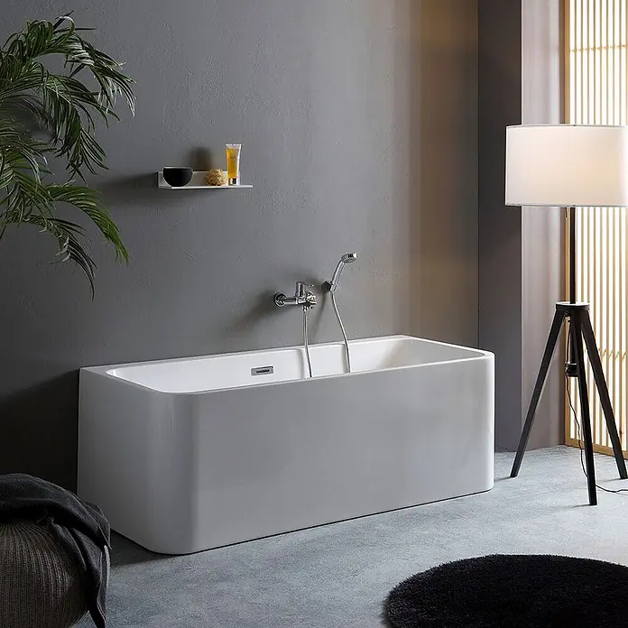 Kiamami Valentina Freistehende Badewanne - L x B: 1.700 x 750 cm, ABS-Kunststoff und Acryl, Weiß - Weiße, freistehende Rechteckbadewanne mit abgerundeten Ecken in einem modernen Badezimmer mit Chromarmatur.
