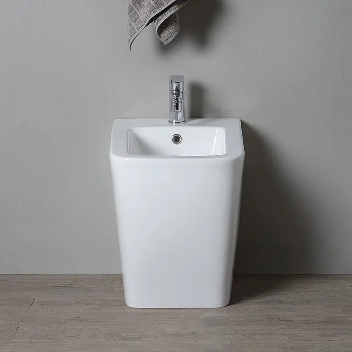 Kiamami Valentina Stand-WC-Kombination - Spülrandlos, WC Abgang: Senkrecht, Weiß - Ein modernes, weißes Stand-Bidet aus Keramik mit Chromarmatur.