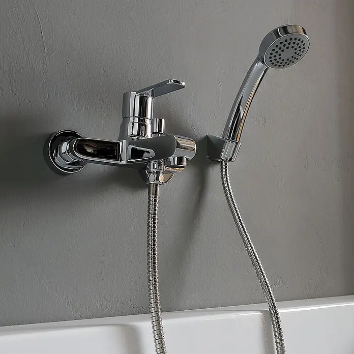 Kiamami Valentina Freistehende Badewanne - L x B: 1.700 x 750 cm, ABS-Kunststoff und Acryl, Weiß - Verchromte Badewannenarmatur mit Handbrause und flexiblem Schlauch.