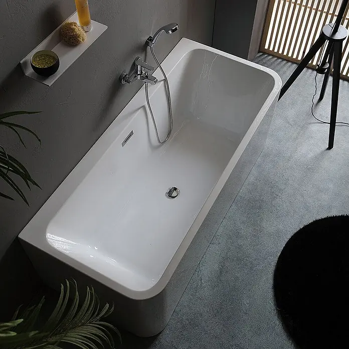 Kiamami Valentina Freistehende Badewanne - L x B: 1.700 x 750 cm, ABS-Kunststoff und Acryl, Weiß - Elegante weiße Badewanne mit Handbrause, integriert in ein modernes Badezimmerdesign.