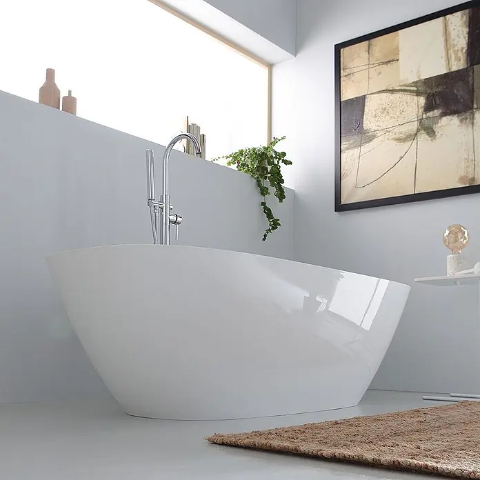 Kiamami Valentina Freistehende Badewanne - L x B: 1.600 x 750 cm, ABS-Kunststoff und Acryl, Weiß - Weiße, freistehende, moderne Badewanne mit glänzender Oberfläche und einer bodenstehenden Chromarmatur in einem zeitgenössischen Badezimmer.