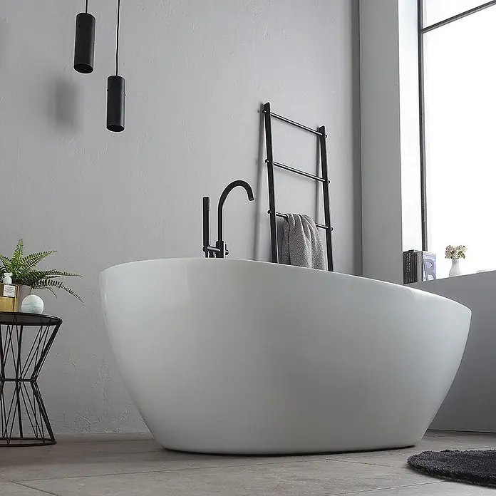 Kiamami Valentina Freistehende Badewanne - L x B: 1.700 x 800 cm, ABS-Kunststoff und Acryl, Weiß - Weiße freistehende Badewanne mit schwarzem Standarmatur in einem modernen Badezimmer.