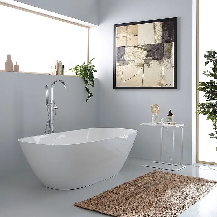 Kiamami Valentina Freistehende Badewanne - L x B: 1.600 x 750 cm, ABS-Kunststoff und Acryl, Weiß - Weiße freistehende Badewanne in modernem Design mit verchromtem Standhahn in einem hellen Badezimmer.