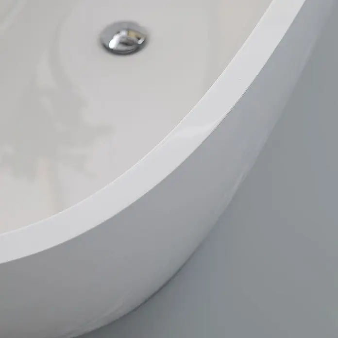 Kiamami Valentina Freistehende Badewanne - L x B: 1.600 x 750 cm, ABS-Kunststoff und Acryl, Weiß - Nahaufnahme einer weißen, glatten, modernen Badewanne mit Chromablauf.