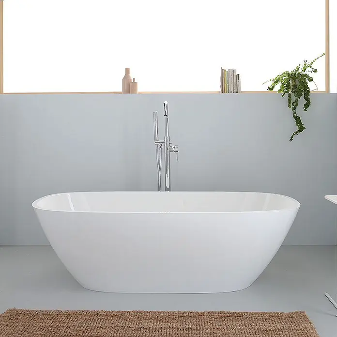 Kiamami Valentina Freistehende Badewanne - L x B: 1.600 x 750 cm, ABS-Kunststoff und Acryl, Weiß - Weiße freistehende Badewanne mit bodenstehender Chromarmatur in einem modernen Badezimmer.