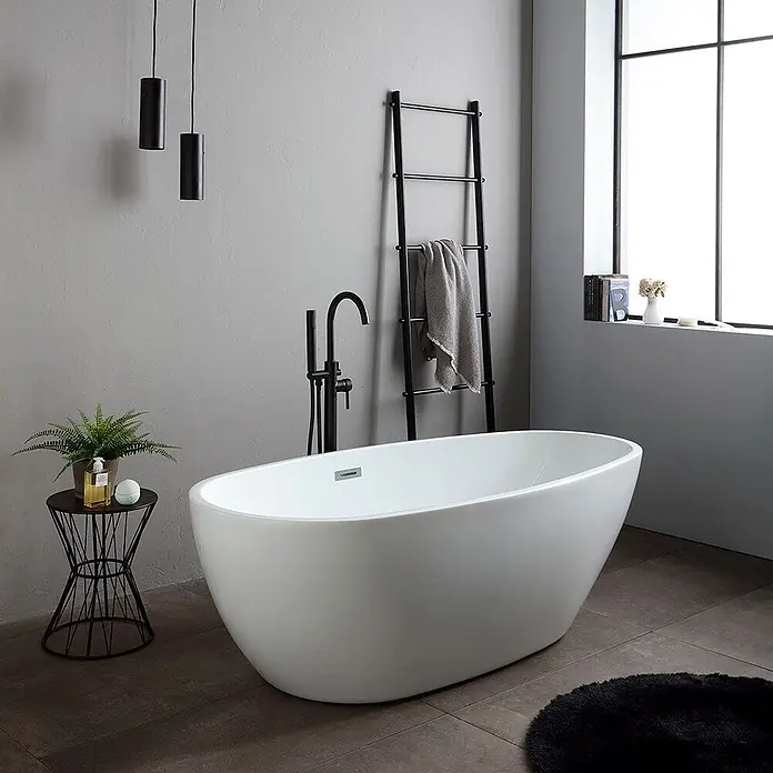 Kiamami Valentina Freistehende Badewanne - L x B: 1.700 x 800 cm, ABS-Kunststoff und Acryl, Weiß - Weiße freistehende Badewanne in einem modernen Badezimmer mit schwarzen Armaturen.