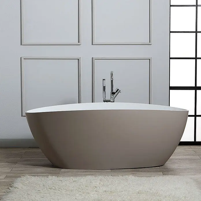 Kiamami Valentina Freistehende Badewanne - L x B: 1.570 x 710 cm, ABS-Kunststoff und Acryl, Beige - Elegante taupefarbene freistehende Badewanne mit weißer Innenseite und Chromarmatur, in einem modernen Bad.