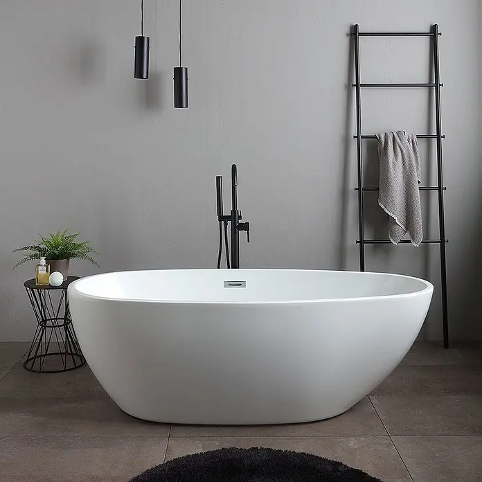 Kiamami Valentina Freistehende Badewanne - L x B: 1.700 x 800 cm, ABS-Kunststoff und Acryl, Weiß - Weiße freistehende Badewanne in einem modernen Badezimmer mit schwarzer Standarmatur und Handtuchhalter.