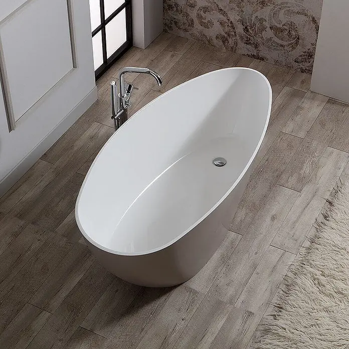 Kiamami Valentina Freistehende Badewanne - L x B: 1.570 x 710 cm, ABS-Kunststoff und Acryl, Beige - Weiß-ovale freistehende Badewanne mit chromfarbenem Standhahn in einem modernen Badezimmer.