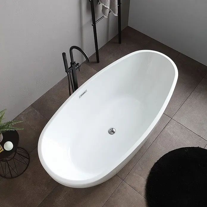 Kiamami Valentina Freistehende Badewanne - L x B: 1.700 x 800 cm, ABS-Kunststoff und Acryl, Weiß - Weißes ovales freistehendes Badewanne mit schwarzer Bodenarmatur in einem modernen Badezimmer.
