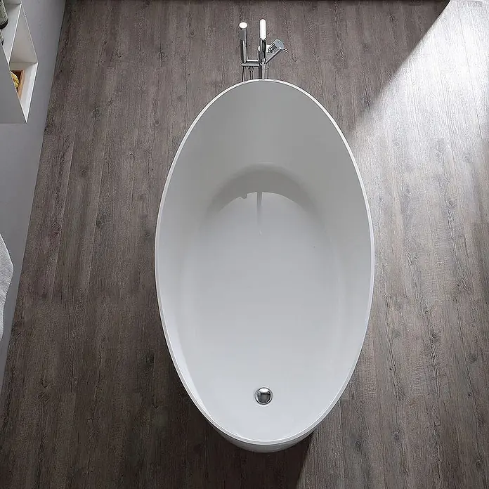 Kiamami Valentina Freistehende Badewanne - L x B: 1.605 x 805 cm, ABS-Kunststoff und Acryl, Weiß - Weiße ovale freistehende Badewanne mit Chromablauf und bodenstehender Armatur in modernem Bad.