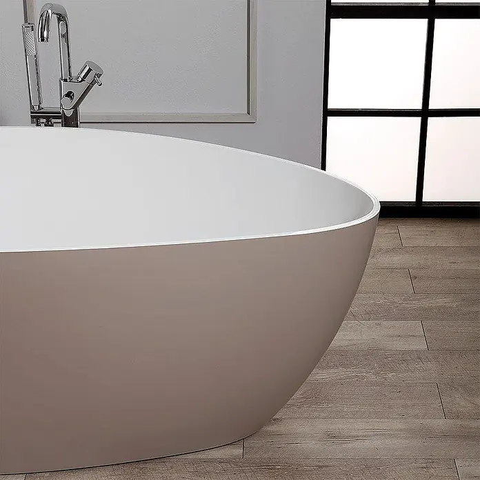 Kiamami Valentina Freistehende Badewanne - L x B: 1.570 x 710 cm, ABS-Kunststoff und Acryl, Beige - Moderne, freistehende hellbraune Badewanne mit weißer Innenseite in einem stilvollen Bad mit Chromarmatur.