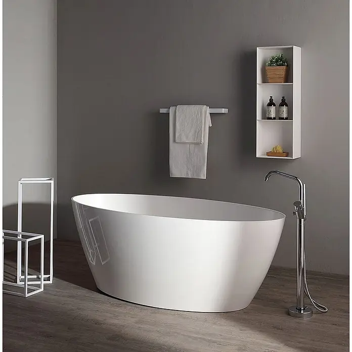 Kiamami Valentina Freistehende Badewanne - L x B: 1.605 x 805 cm, ABS-Kunststoff und Acryl, Weiß - Weiße freistehende Badewanne mit glatter Oberfläche und Chrom-Standarmatur in einem modernen Badezimmer.