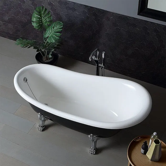 Kiamami Valentina Freistehende Badewanne - L x B: 1.670 x 752 cm, ABS-Kunststoff und Acryl, Schwarz - Schwarz-weiße freistehende Klauenfußwanne mit Standarmatur in einem modernen Badezimmer.
