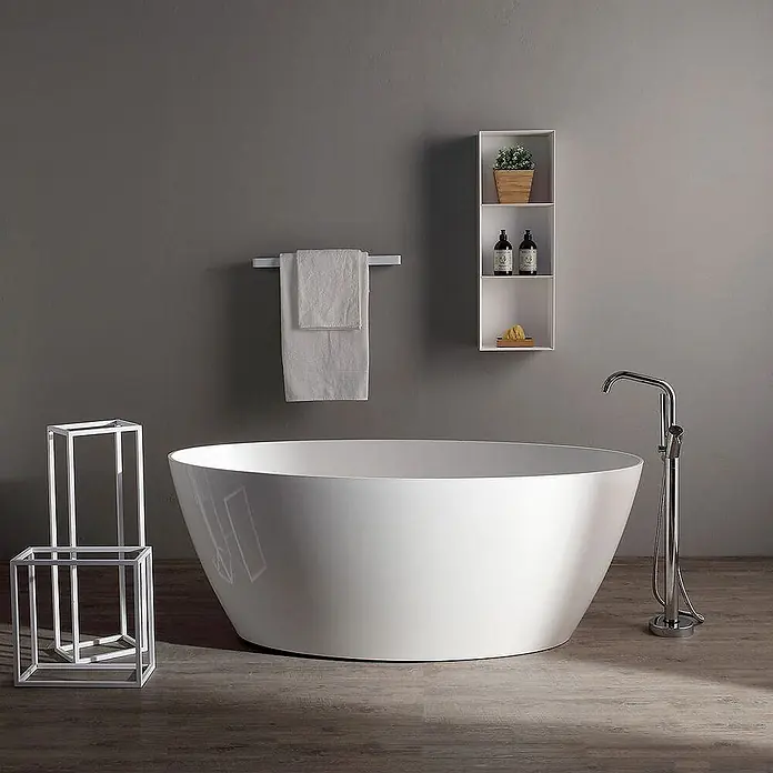 Kiamami Valentina Freistehende Badewanne - L x B: 1.605 x 805 cm, ABS-Kunststoff und Acryl, Weiß - Eine elegante weiße freistehende Badewanne in einem modernen Badezimmer, mit einem bodenstehenden Wasserhahn und minimalistischem Dekor.