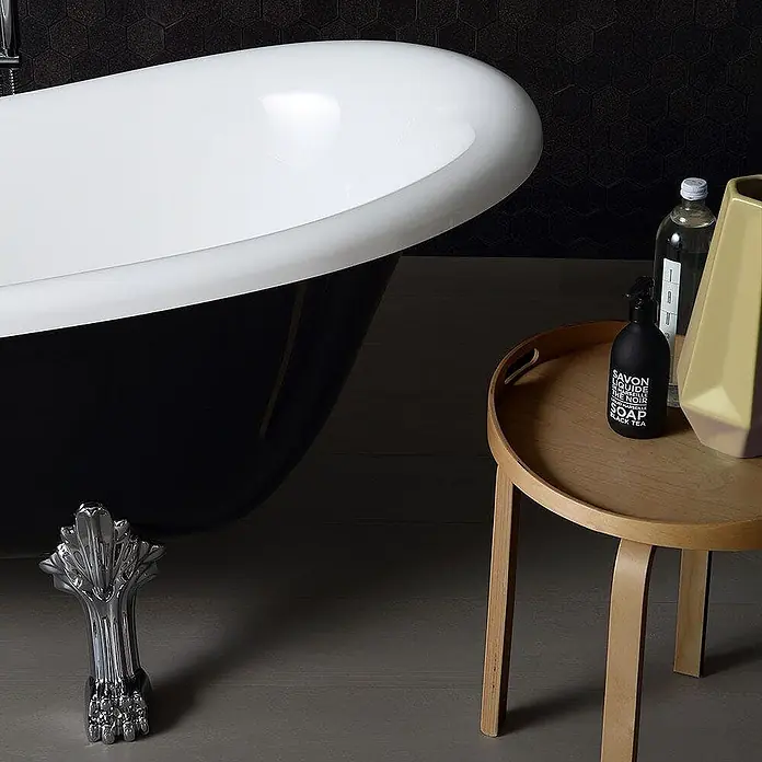 Kiamami Valentina Freistehende Badewanne - L x B: 1.670 x 752 cm, ABS-Kunststoff und Acryl, Schwarz - Elegante schwarz-weiße Klauenfußbadewanne mit Chromfüßen, in einem modernen Badezimmerambiente.