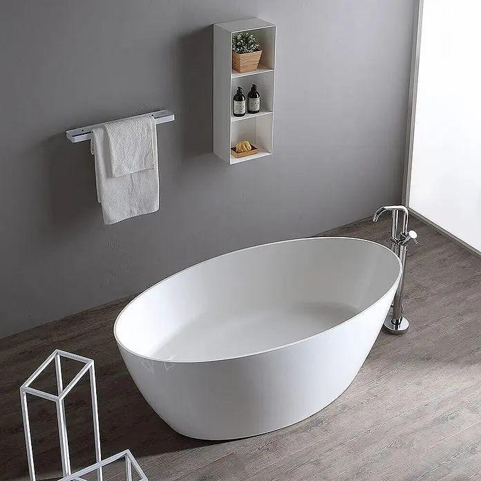 Kiamami Valentina Freistehende Badewanne - L x B: 1.605 x 805 cm, ABS-Kunststoff und Acryl, Weiß - Weiß ovale freistehende Badewanne in einem modernen Badezimmer.