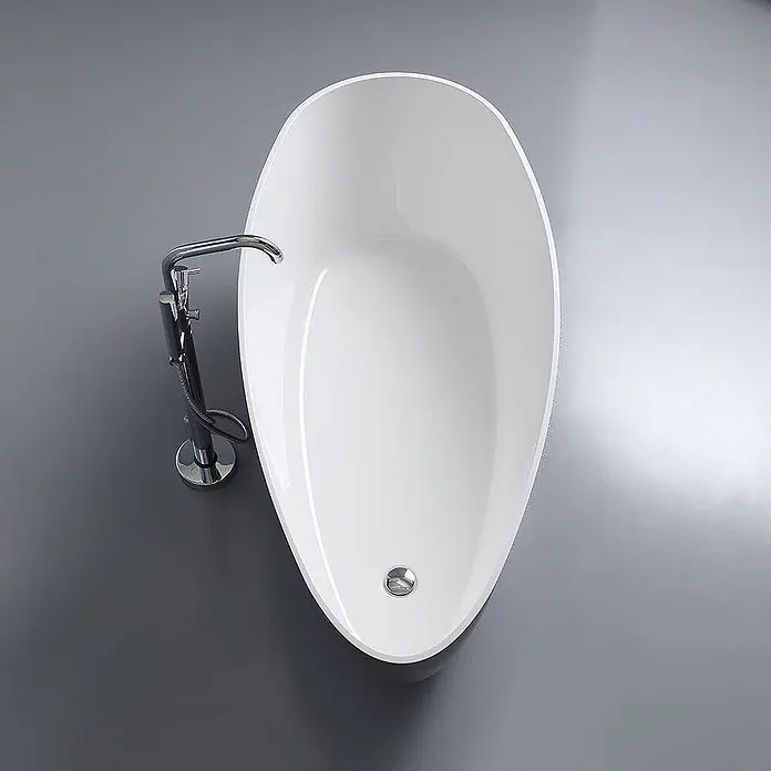 Kiamami Valentina Freistehende Badewanne - L x B: 1.570 x 710 cm, ABS-Kunststoff und Acryl, Grun - Weiße ovale freistehende Badewanne mit bodenmontierter Chromarmatur und integriertem Ablauf.