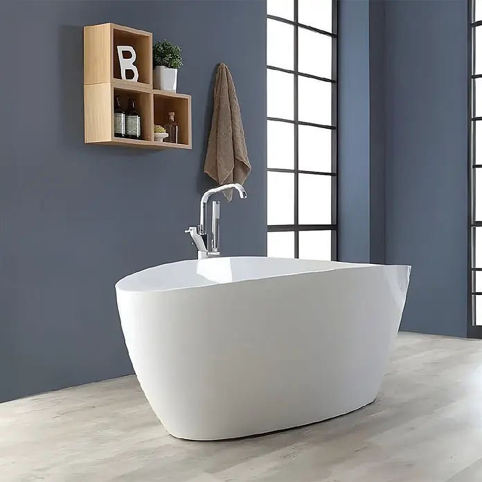 Kiamami Valentina Freistehende Badewanne - L x B: 1.570 x 710 cm, ABS-Kunststoff und Acryl, Weiß - Weiße freistehende Badewanne mit Chromarmatur in einem modernen Badezimmer.