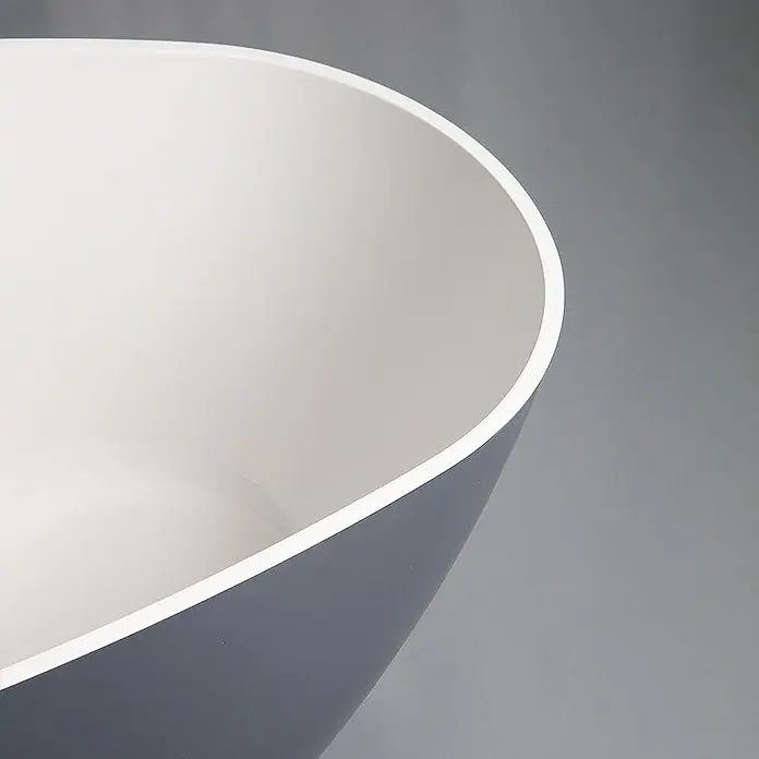 Kiamami Valentina Freistehende Badewanne - L x B: 1.570 x 710 cm, ABS-Kunststoff und Acryl, Grun - Nahaufnahme einer modernen Schale oder Vase mit glatter weißer Innenseite und dunkelgrauer Außenseite.
