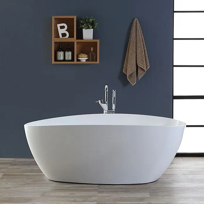Kiamami Valentina Freistehende Badewanne - L x B: 1.570 x 710 cm, ABS-Kunststoff und Acryl, Weiß - Moderne weiße freistehende Badewanne mit bodenstehendem Wasserhahn im Badezimmer.