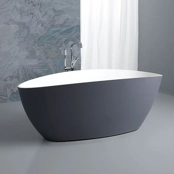 Kiamami Valentina Freistehende Badewanne - L x B: 1.570 x 710 cm, ABS-Kunststoff und Acryl, Grun - Eine freistehende, mattgraue Badewanne mit weißer Innenseite in einem modernen Badezimmer.