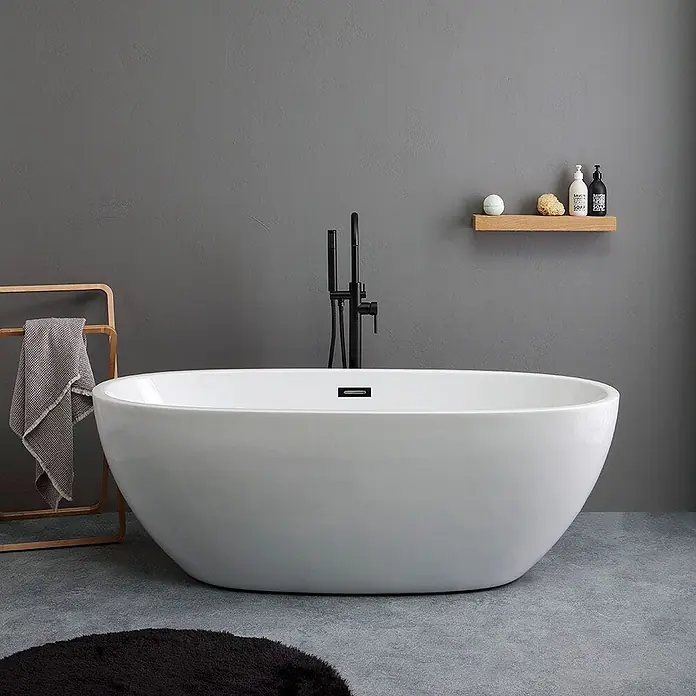 Kiamami Valentina Freistehende Badewanne - L x B: 1.650 x 750 cm, ABS-Kunststoff und Acryl, Weiß - Weiß freistehende Badewanne mit schwarzer Standarmatur in einem modernen Badezimmer.
