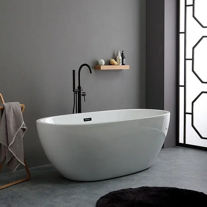 Kiamami Valentina Freistehende Badewanne - L x B: 1.650 x 750 cm, ABS-Kunststoff und Acryl, Weiß - Weiße freistehende Badewanne mit schwarzer Standarmatur.