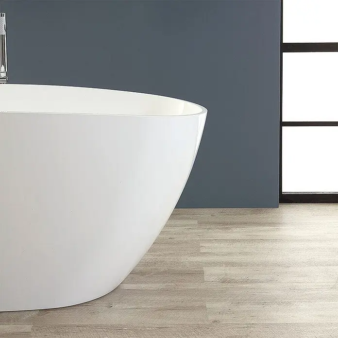 Kiamami Valentina Freistehende Badewanne - L x B: 1.570 x 710 cm, ABS-Kunststoff und Acryl, Weiß - Weiße freistehende Badewanne in einem modernen Badezimmer.