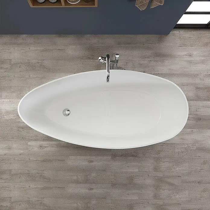 Kiamami Valentina Freistehende Badewanne - L x B: 1.570 x 710 cm, ABS-Kunststoff und Acryl, Weiß - Weiße ovale freistehende Badewanne mit Chromarmatur, in einem modernen Badezimmer.