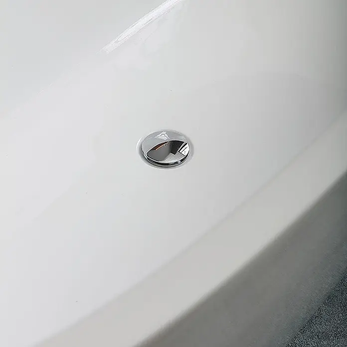 Kiamami Valentina Freistehende Badewanne - L x B: 1.650 x 750 cm, ABS-Kunststoff und Acryl, Weiß - Verchromter Badewannenstöpsel in einer weißen Wanne.
