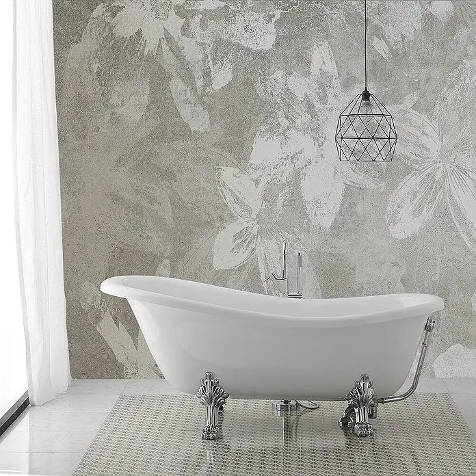 Kiamami Valentina Freistehende Badewanne - L x B: 1.670 x 752 cm, ABS-Kunststoff und Acryl, Weiß - Weiße freistehende Badewanne mit Chrom-Klauenfüßen und Armatur in einem modernen Badezimmer.