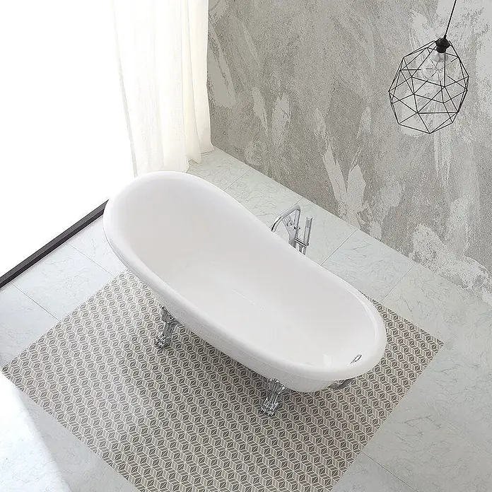 Kiamami Valentina Freistehende Badewanne - L x B: 1.670 x 752 cm, ABS-Kunststoff und Acryl, Weiß - Weißes freistehendes Badewanne mit Chrom-Klauenfüßen und Armatur in einem modernen Badezimmer.