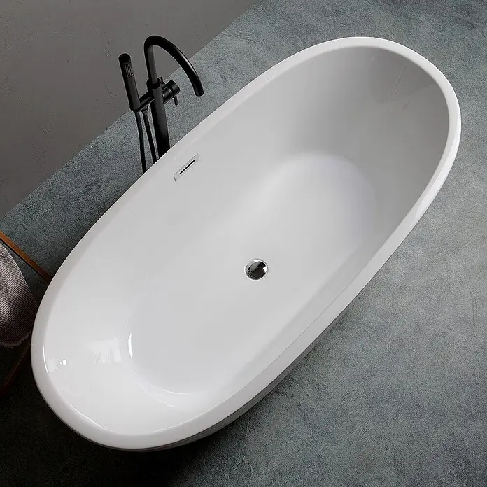 Kiamami Valentina Freistehende Badewanne - L x B: 1.650 x 750 cm, ABS-Kunststoff und Acryl, Weiß - Weiße freistehende ovale Badewanne mit schwarzer Standarmatur.