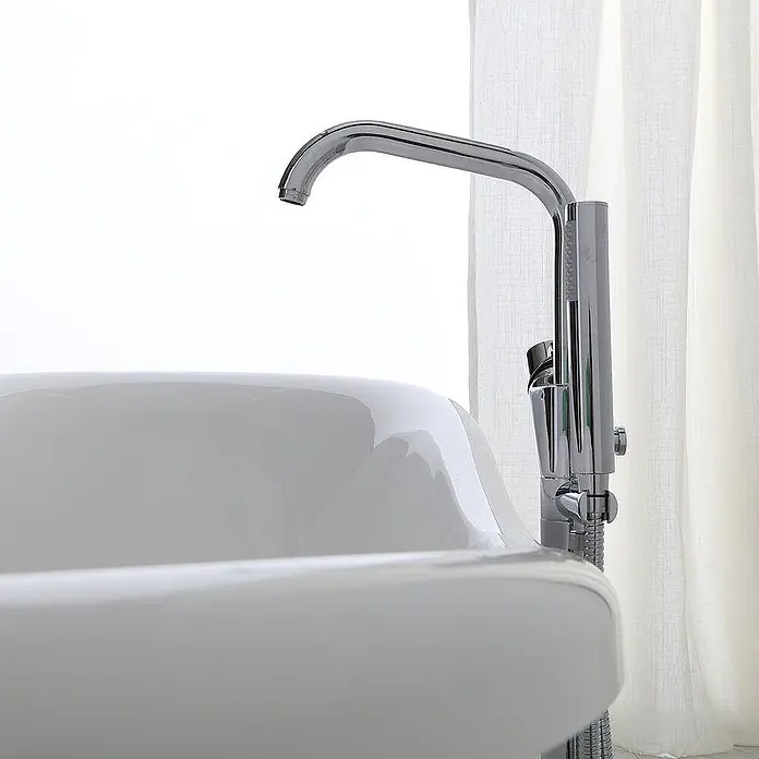 Kiamami Valentina Freistehende Badewanne - L x B: 1.670 x 752 cm, ABS-Kunststoff und Acryl, Weiß - Verchromte freistehende Badewannenarmatur mit Handbrause neben einer weißen Wanne.