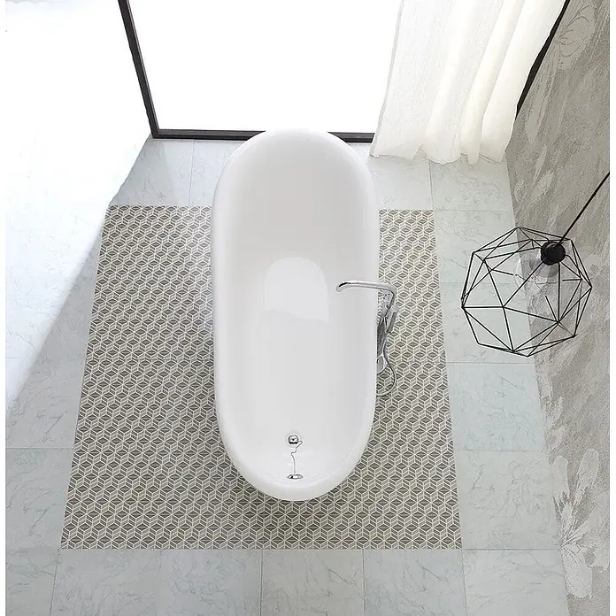Kiamami Valentina Freistehende Badewanne - L x B: 1.670 x 752 cm, ABS-Kunststoff und Acryl, Weiß - Draufsicht einer weißen freistehenden Badewanne in einem Badezimmer auf gemustertem Boden.