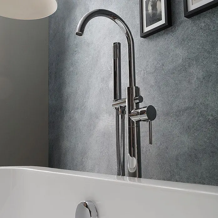 Kiamami Valentina Freistehende Badewanne - L x B: 1.700 x 750 cm, ABS-Kunststoff und Acryl, Weiß - Chromfarbene Standarmatur mit Handbrause für Badewannen neben einer weißen Wanne.