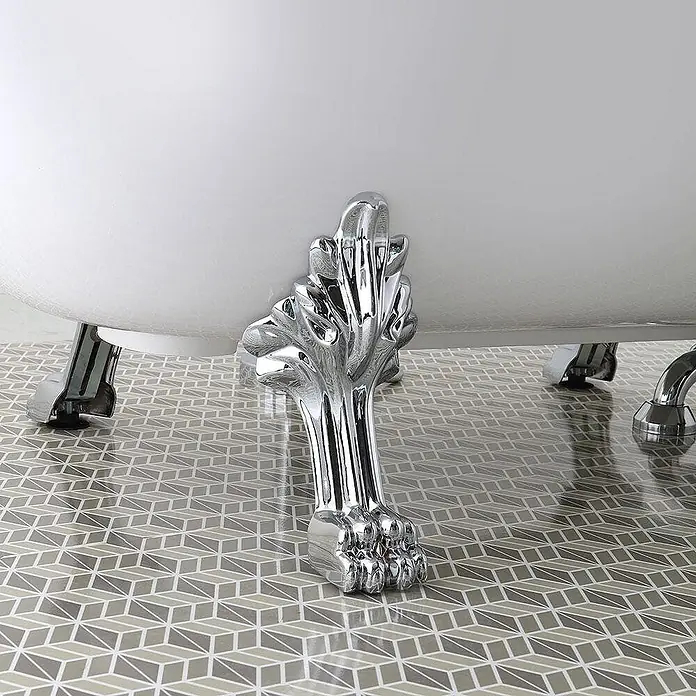 Kiamami Valentina Freistehende Badewanne - L x B: 1.670 x 752 cm, ABS-Kunststoff und Acryl, Weiß - Weiße Badewanne mit verzierten Chrom-Klauenfüßen auf geometrisch gefliestem Boden.