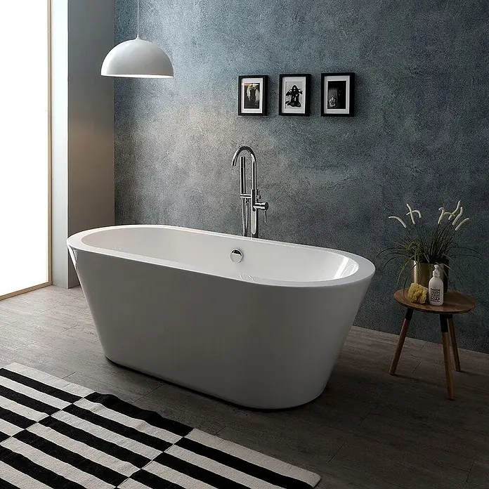 Kiamami Valentina Freistehende Badewanne - L x B: 1.700 x 750 cm, ABS-Kunststoff und Acryl, Weiß - Weiße freistehende Badewanne mit bodenstehender Chromarmatur in einem modernen Badezimmer.