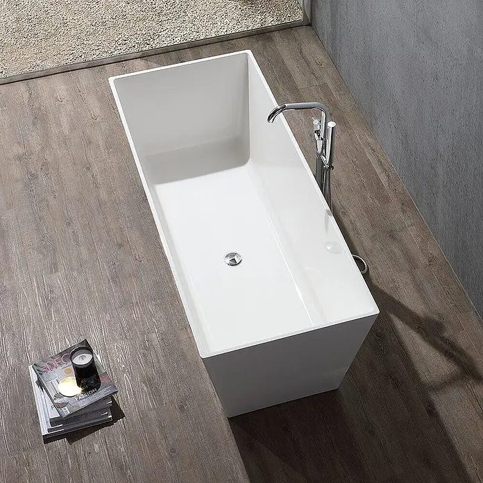 Kiamami Valentina Freistehende Badewanne - L x B: 1.590 x 650 cm, ABS-Kunststoff und Acryl, Weiß - Weiße rechteckige freistehende Badewanne mit Chromarmatur in einem modernen Badezimmer.