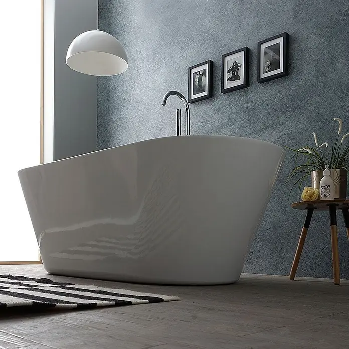 Kiamami Valentina Freistehende Badewanne - L x B: 1.700 x 750 cm, ABS-Kunststoff und Acryl, Weiß - Elegante weiße glänzende freistehende Badewanne in einem modernen Badezimmer.